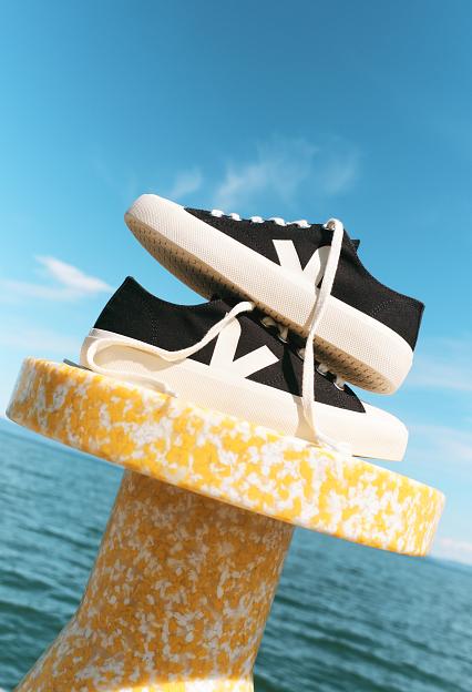 Veja Wata II Low Canvas Black Pier
